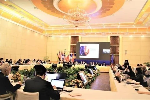 Ministros de ASEAN y socios debaten para impulsar vínculos económicos 
