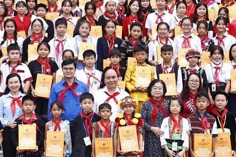 Presidente vietnamita se encuentra con niños destacados de etnias del país 