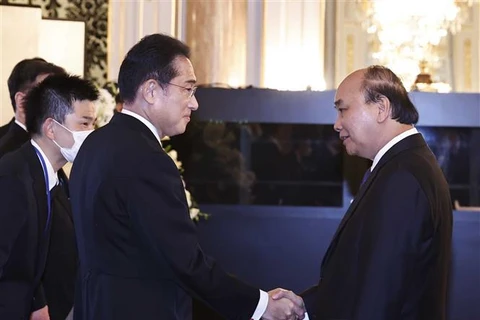 Presidente de Vietnam participa en reunión de agradecimiento después del funeral de expremier japonés