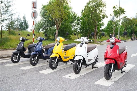 VinFast entrega el primer lote de motos eléctricas inteligentes Evo200 a los clientes