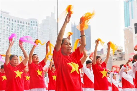Tres mil vietnamitas de edad avanzada participan en espectáculo de gimnasio y yoga