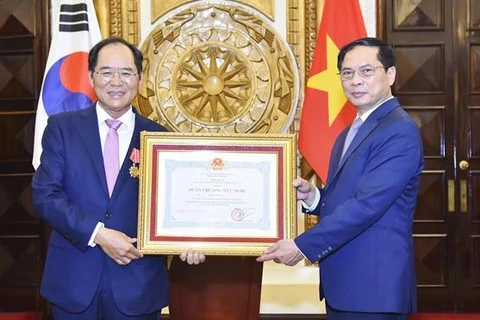 Vietnam entrega Medalla de la Amistad al embajador de Corea del Sur
