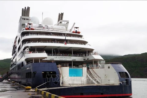 Crucero francés Le Laperouse arriba al puerto de Quy Nhon 