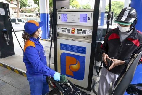  Aumentan precios de petróleo y gasolina en Vietnam
