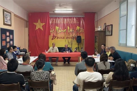 Embajador vietnamita se reúne con comunidad de coterráneos en Francia