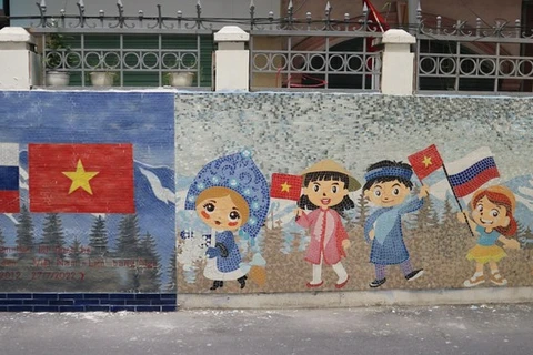 Mural de mosaico cerámico presenta cultura rusa a los vietnamitas