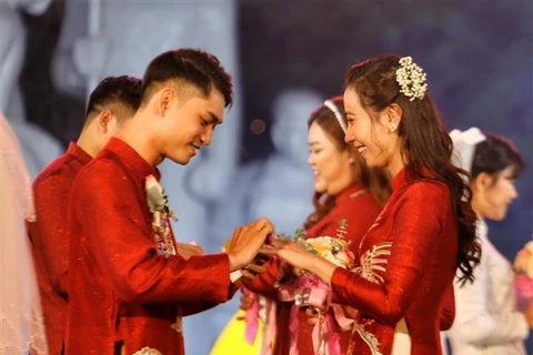 Casi 20 parejas se casan en boda colectiva en Hanoi