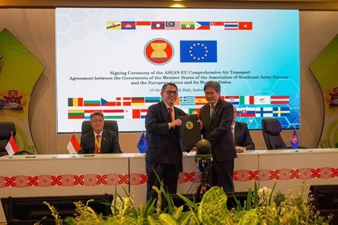 ASEAN y UE firman primer acuerdo de transporte aéreo de bloque a bloque del mundo