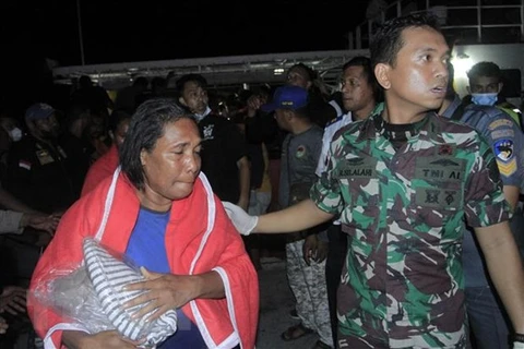 Indonesia: 14 muertos por incendio de un barco de pasajeros