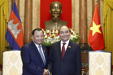 Presidente de Vietnam recibe al titular del Senado de Camboya