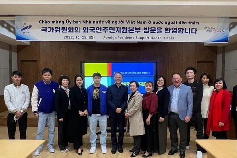 Delegación de Comité Estatal de Vietnamitas en extranjero trabaja en Corea del Sur 