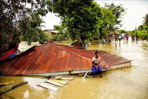 Al menos tres muertos tras inundaciones en Indonesia