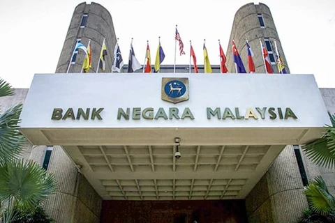 Banco central de Malasia aumenta tasa de interés oficial a un día