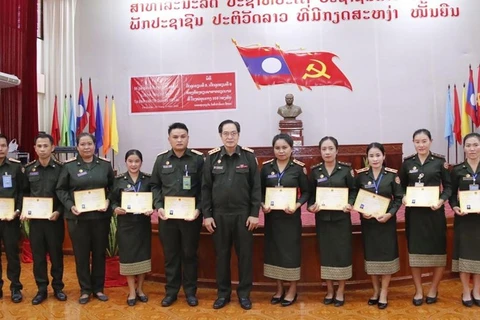 Concluye curso de capacitación de idioma vietnamita a médicos de Laos