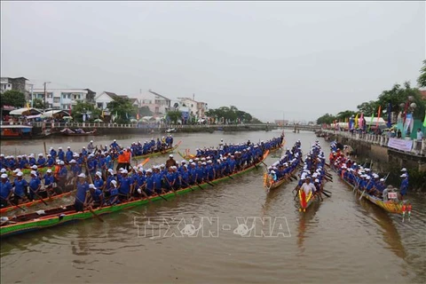 Tra Vinh celebra Festival de Ok Om Bok con regata de barcos 
