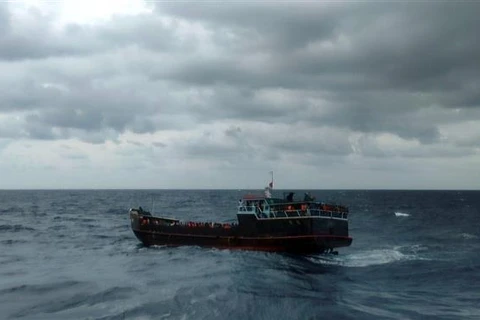 Rescatan barco pesquero extranjero accidentado en mar vietnamita