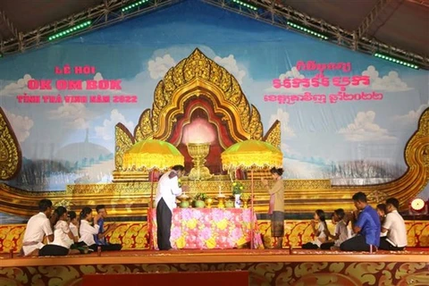 Comunidad de khmeres en Tra Vinh celebra Festival de Ok Om Bok