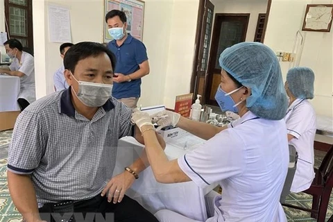 Número de nuevos contagios de COVID-19 en Vietnam disminuye a 242 casos este domingo