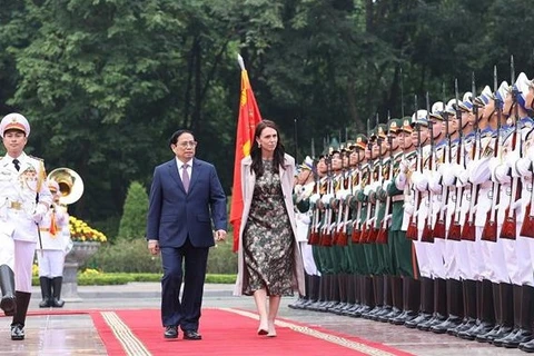 Primer ministro de Vietnam preside ceremonia de bienvenida a su homóloga neozelandesa