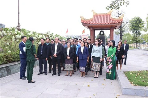 Funcionarios laosianos concluyen visita a provincia vietnamita