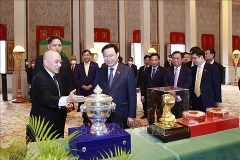 Presidente parlamentario vietnamita resalta amistad con Camboya