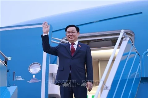 Presidente del Parlamento vietnamita parte de Hanoi rumbo hacia AIPA-43, Camboya y Filipinas