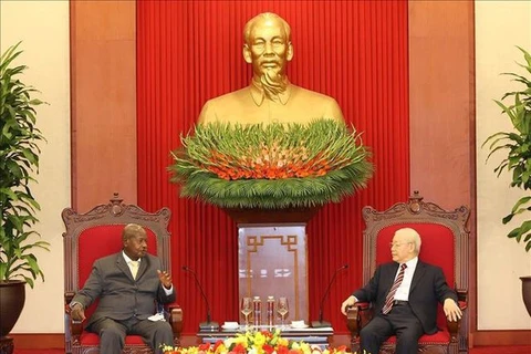 Máximo dirigente vietnamita recibe a presidente de Uganda