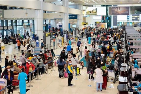 Volumen de pasajeros aéreos en Vietnam se dispara de enero a noviembre 