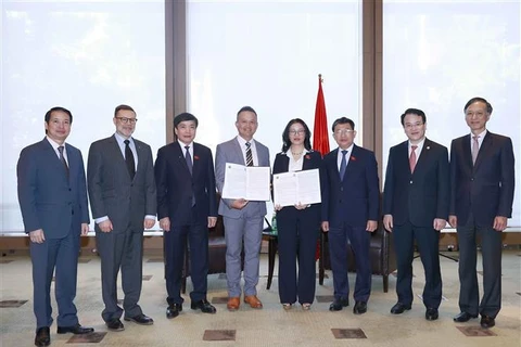 Firman universidad vietnamita y compañía australiana memorando de cooperación en formación