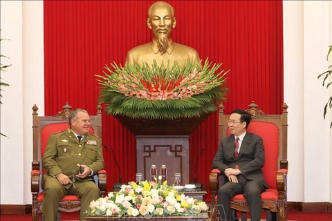 Dirigente vietnamita recibe a funcionario de las Fuerzas Armadas Revolucionarias de Cuba