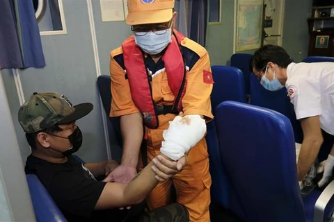 Rescatan a marinero extranjero accidentado en mar vietnamita