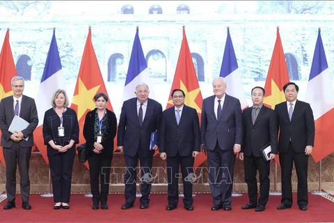Primer ministro de Vietnam recibe al presidente del Senado de Francia