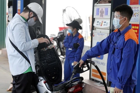 Precios de gasolina se reducen nuevamente en Vietnam