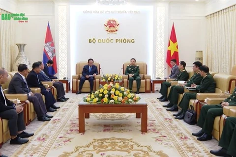 Ministro de Defensa de Vietnam recibe a alto funcionario de Ministerio del Interior de Camboya