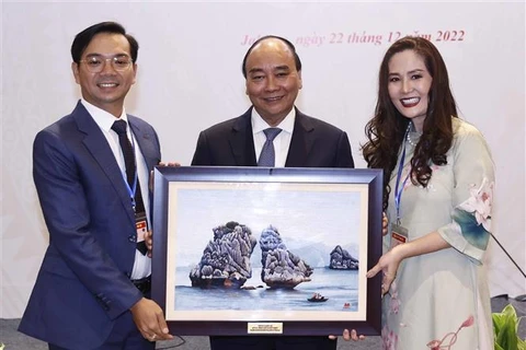 Presidente de Vietnam se reúne con la comunidad de connnacionales en Indonesia