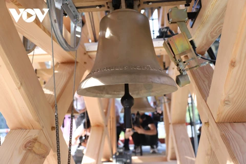 Repican las campanas en Catedral de Notre Dame en Ciudad Ho Chi Minh