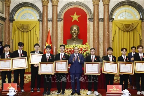 Presidente vietnamita enaltece a estudiantes galardonados en Olimpiadas Internacionales