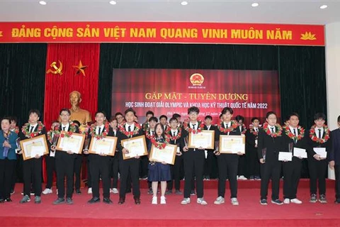 Honran a estudiantes vietnamitas premiados en Olimpiadas Internacionales