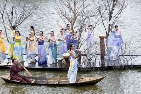 Desfile de modas de "Ao dai" al lado de lago impresiona a espectadores