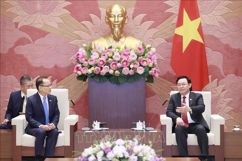 Máximo legislador vietnamita recibe a saliente embajador de Camboya