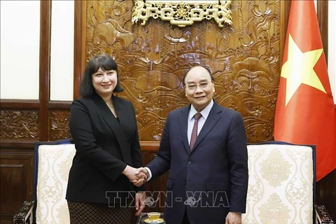 Presidente de Vietnam recibe a la embajadora rumana 