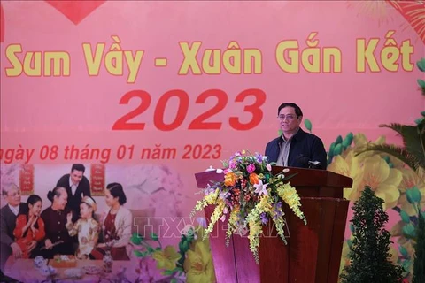 Premier vietnamita extiende mejores deseos del Tet a los trabajadores