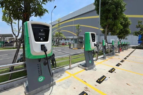 Vietnam establecerá normas sobre postes/estaciones de carga de vehículos electrónicos