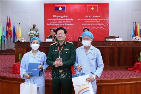 Médicos vietnamitas ayudan a Laos a realizar con éxito trasplante renal de donante vivo