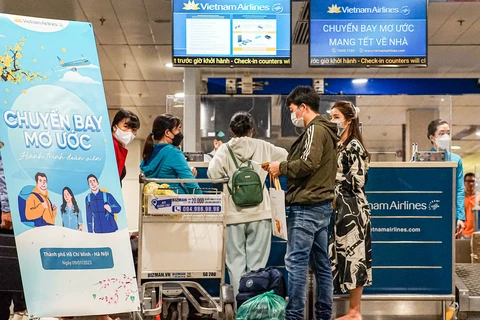 Más de 100 trabajadores desfavorecidos regresan a casa para el Tet en vuelo gratuito de Vietnam Airlines