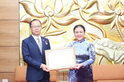 Entregan insignia en Vietnam a Embajador saliente de Camboya