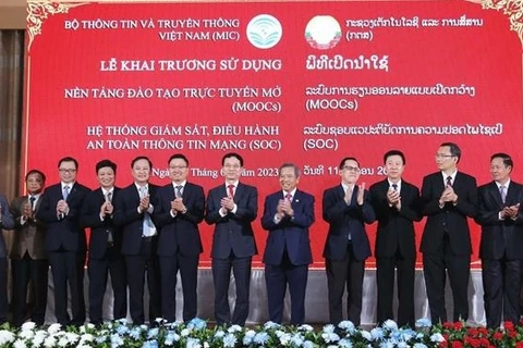 Vietnam entrega plataformas digitales a Laos