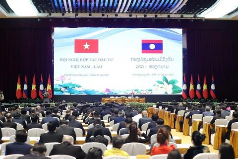 Premieres de Vietnam y Laos copresiden conferencia de cooperación e inversión