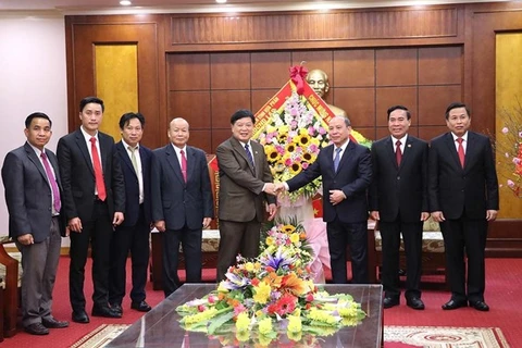 Provincia laosiana ofrece saludos de Tet a su similar vietnamita de Hoa Binh