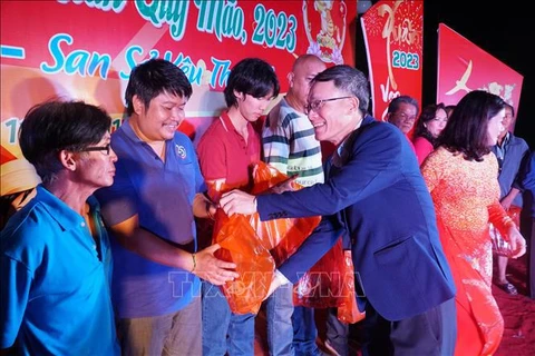 Comunidad vietnamita en Laos celebra Año Nuevo Lunar  